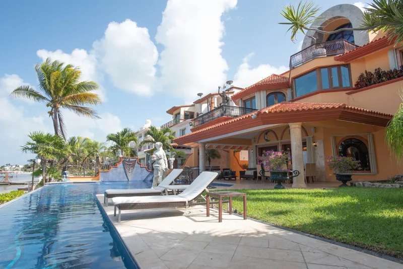 BREATHTAKING OCEANFRONT LUXURIOUS MANSION VACATION RENTAL IN CANCUN