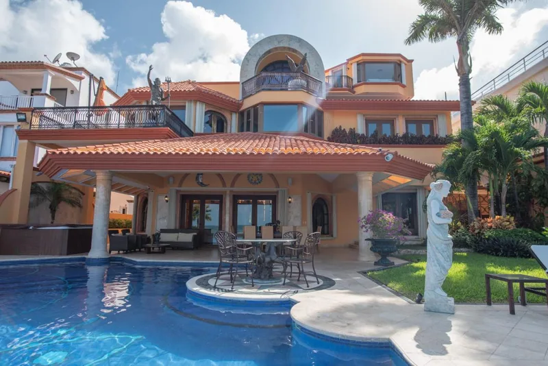 BREATHTAKING OCEANFRONT LUXURIOUS MANSION VACATION RENTAL IN CANCUN
