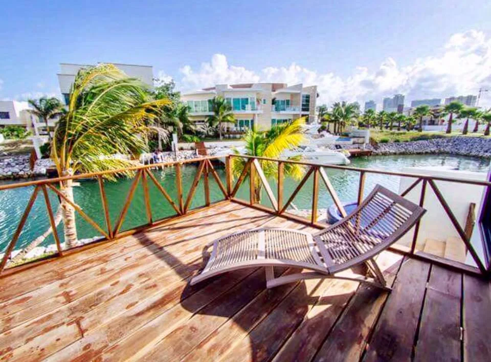 MAGNIFICENT HOME WITH 80FT DOCK IN PUERTO CANCUN