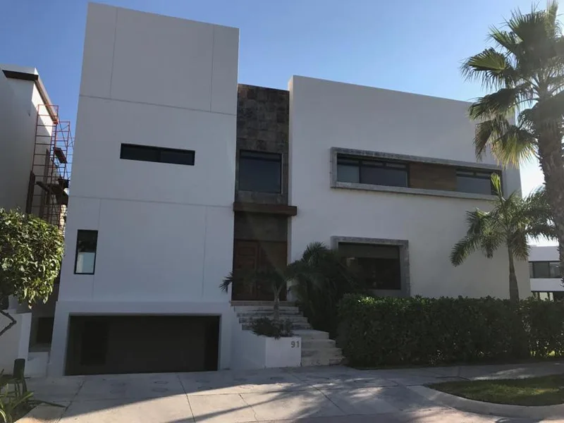 MAGNIFICENT HOME WITH 80FT DOCK IN PUERTO CANCUN