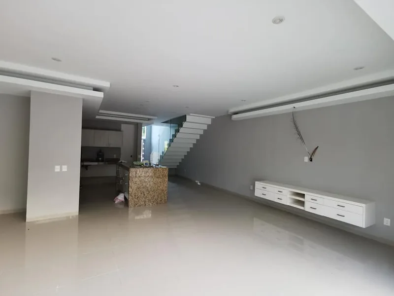 Luxury Resdential Home Minutes from The Airport