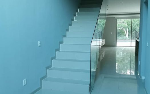 Luxury Resdential Home Minutes from The Airport